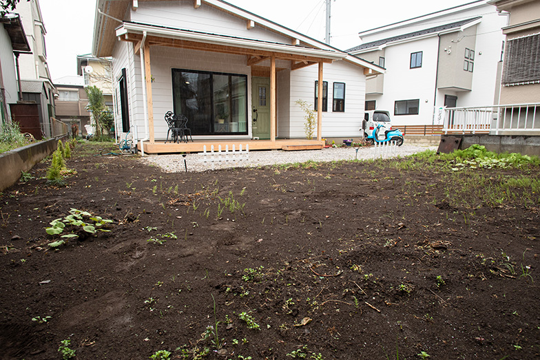 T邸の敷地は旗竿地。庭は外部から視線が届きにくい位置にあるため、プライベート感が漂います（写真撮影／片山貴博）