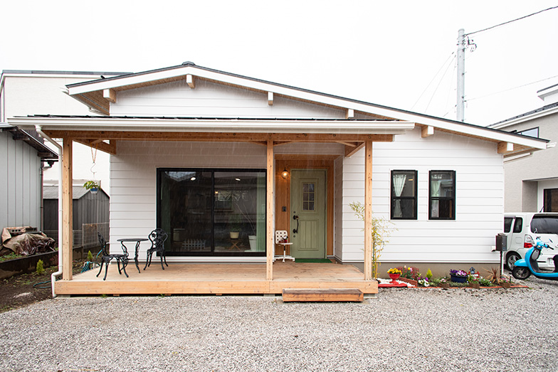 アメリカ・西海岸の住宅を思わせる、下見板張りの平屋。玄関とひとつながりにしたカバードポーチが、くつろいだ雰囲気を醸し出します（写真撮影／片山貴博）