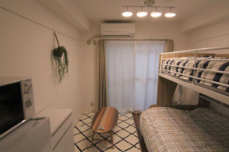 After　家賃10万円／月　二段ベッドおよび、家具家電を備え付けにし2人入居可能にしたことで入居者にとっては割安な部屋となりオーナーにとっては賃料アップが見込めるようになった。短期・中期・長期と契約期間に応じたプランを設け、外国人がより入居しやすいような仕組みにしている（画像提供／日本エイジェント）