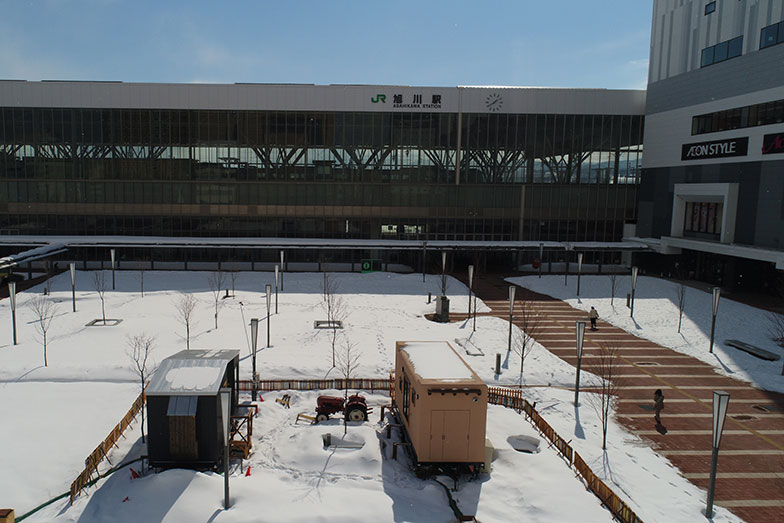 旭川駅に設置されたタイニーハウス（写真提供／一般社団法人シンプルライフ協会）