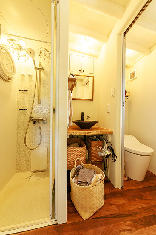 その奥がシャワー付きトイレとシャワールーム（撮影／久保ヒデキ）