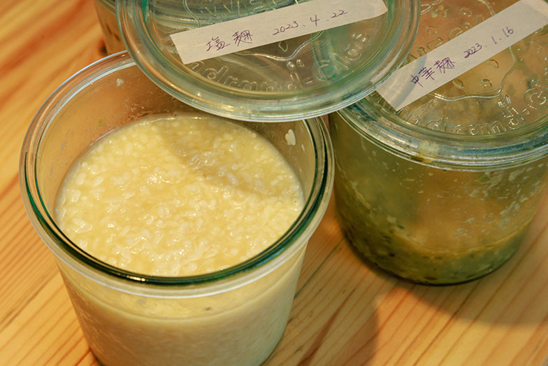 最近、気に入ってつくっているのが塩麹や醤油麹。お肉を漬け込むとやわらかくなり味わいも深くなる（撮影／久保ヒデキ）