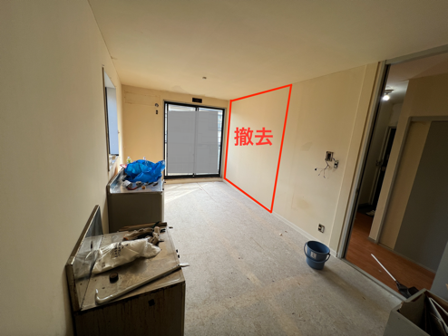 部屋に備えている色々な家具 中程度の精度で自動的に生成された説明