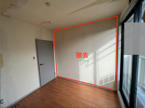 木製床と白い壁がある部屋 中程度の精度で自動的に生成された説明