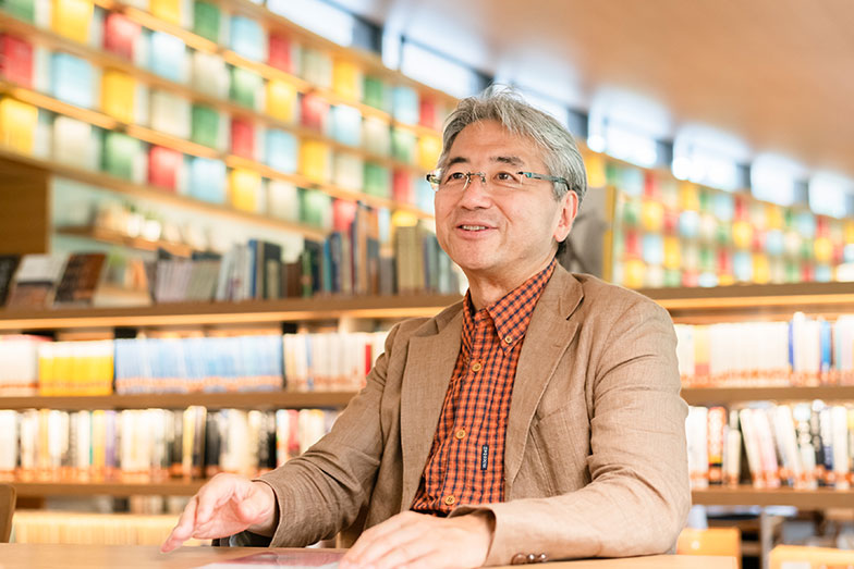 まちライブラリーの創設者である礒井純充さん。もとは森ビルに勤め、まちづくりに携わってきた方（写真撮影／田村写真店）