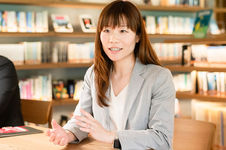 MUFG経営企画部ブランド戦略グループの松井恵梨さん（写真撮影／田村写真店）