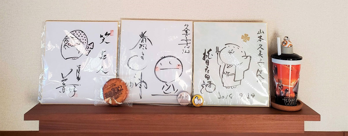 対面型キッチンの上部の空間に飾り棚を取り付けた（筆者撮影）ちなみに、左から三遊亭兼好、春風亭一之輔、桃月庵白酒