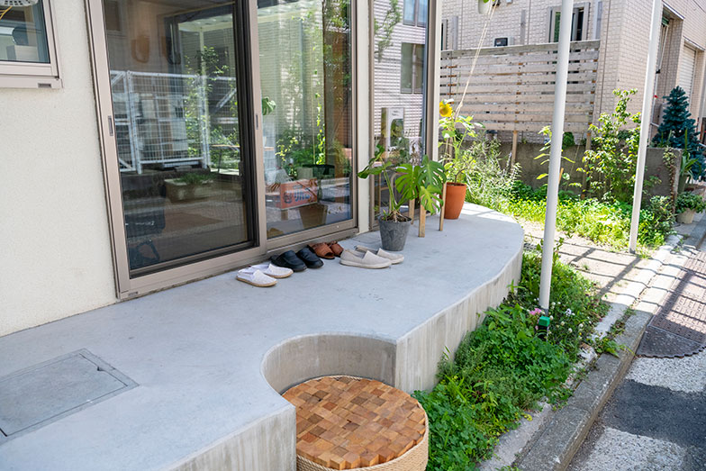 空き家再生の際に、新たにつくり上げた小上がり。玄関ではなく、ここからふらっと室内に入る人が多いのだとか（写真撮影／桑田瑞穂）